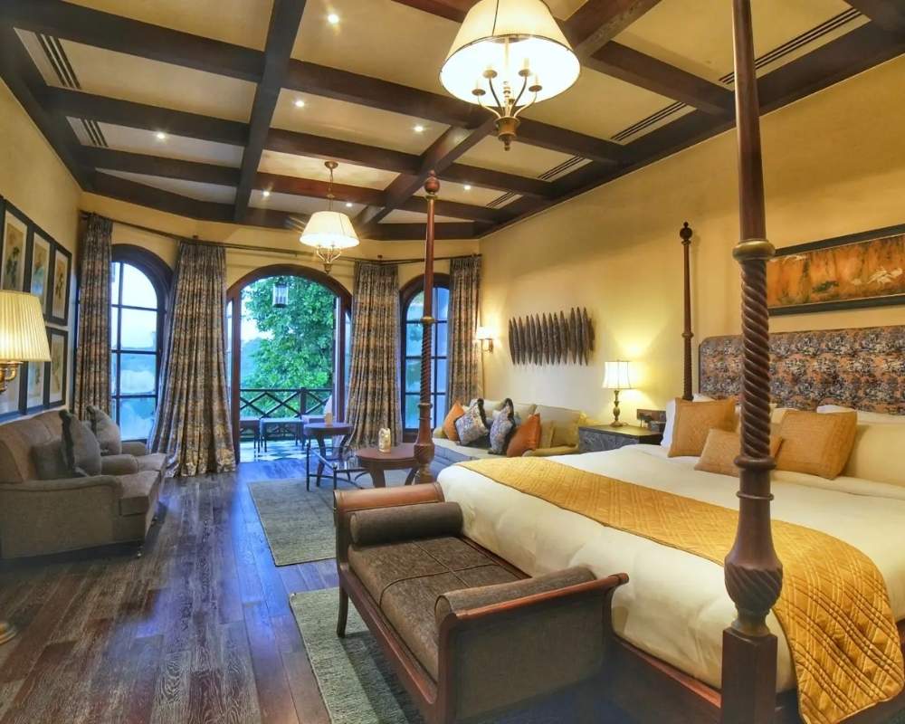 NAHOR - EXECUTIVE SUITE